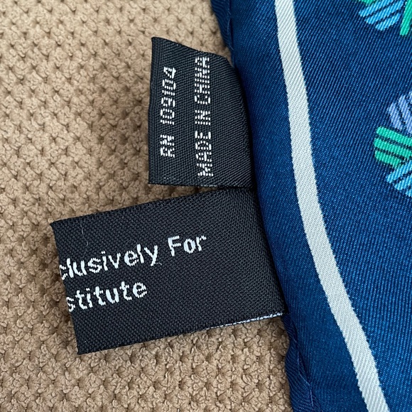 100% Silk Blue Pinwheel Geometric Shapes scarf - Picture 3 of 6